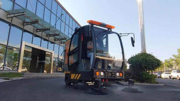 社區(qū)使用電動(dòng)駕駛式掃地機(jī)怎么樣